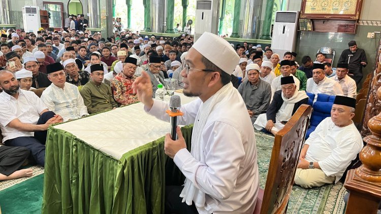 Ustadz Adi Hidayat Memberikan Pengajian Di Masjid Al-Musannif